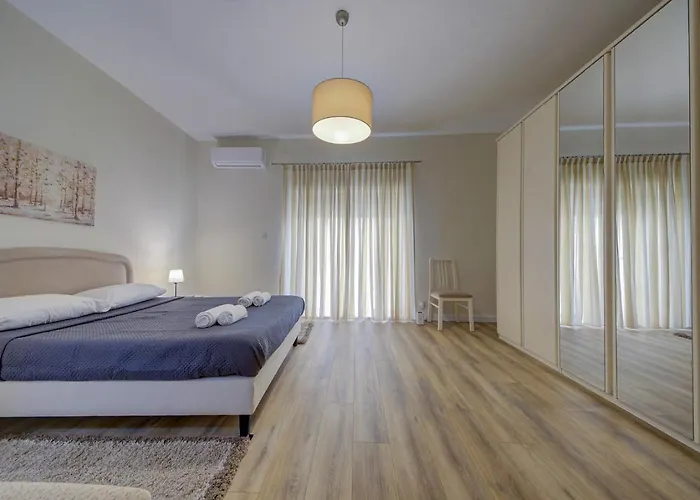 Dolce Far Niente Sea Front 3bd Sleeps 8 *