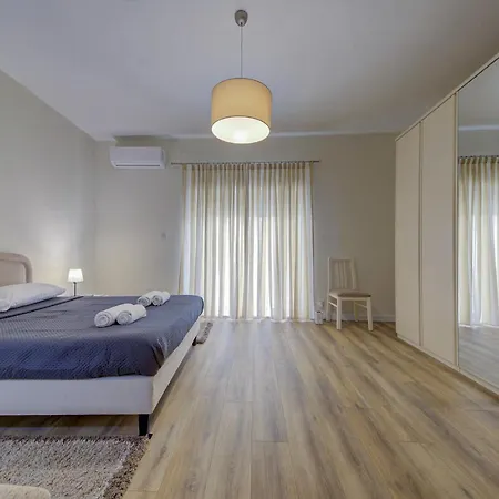 Dolce Far Niente Sea Front 3bd Sleeps 8 *