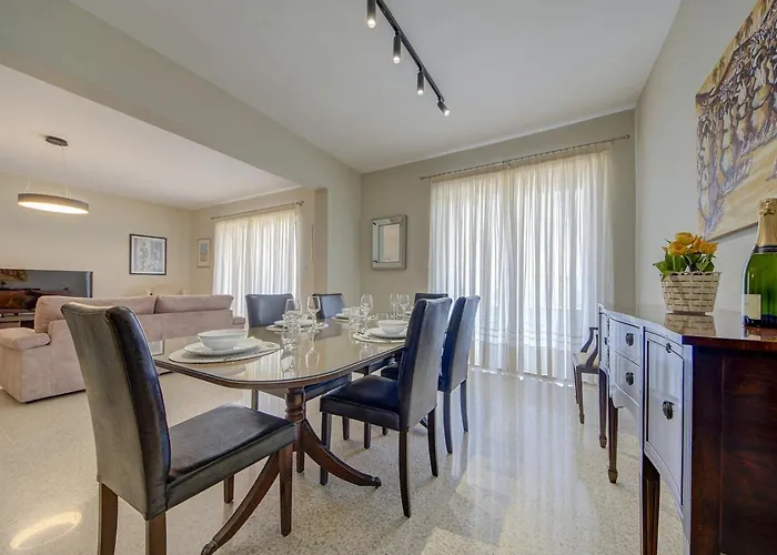 Dolce Far Niente Sea Front 3bd Sleeps 8 斯利马